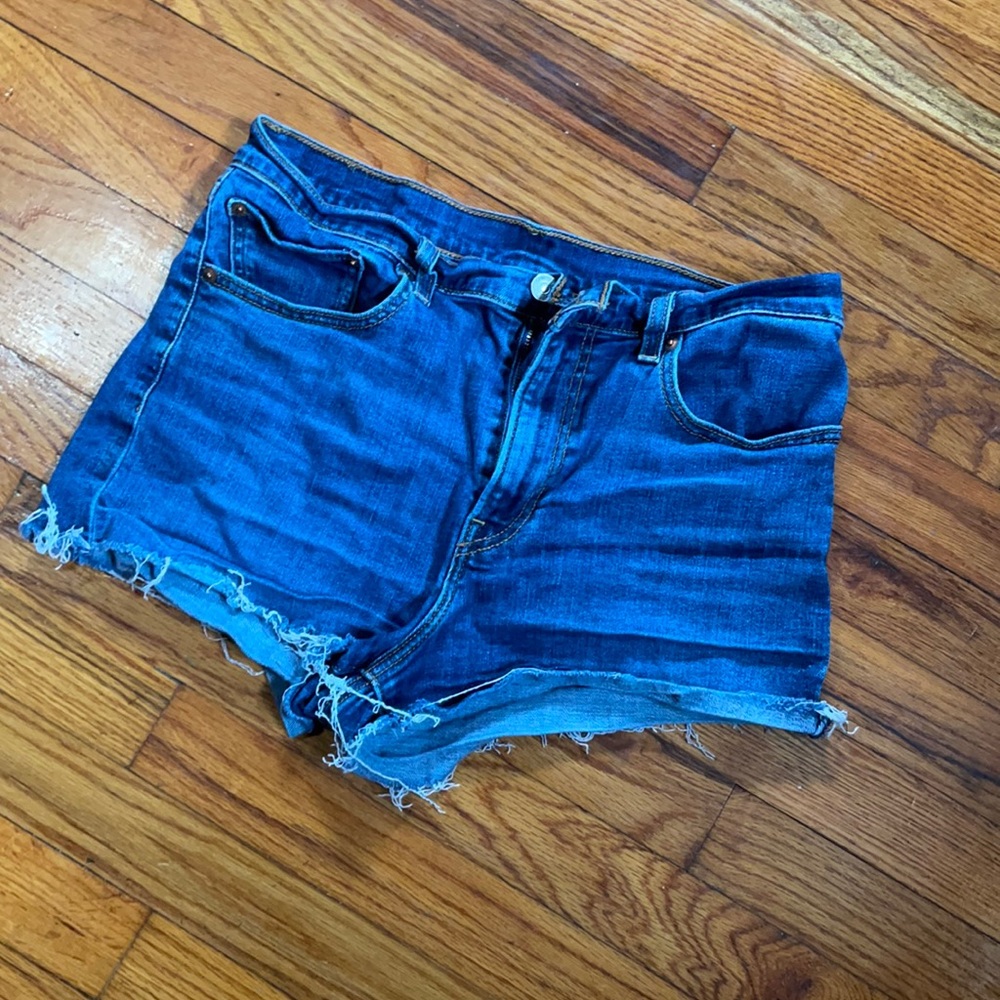 Levi shorts not high waist like new